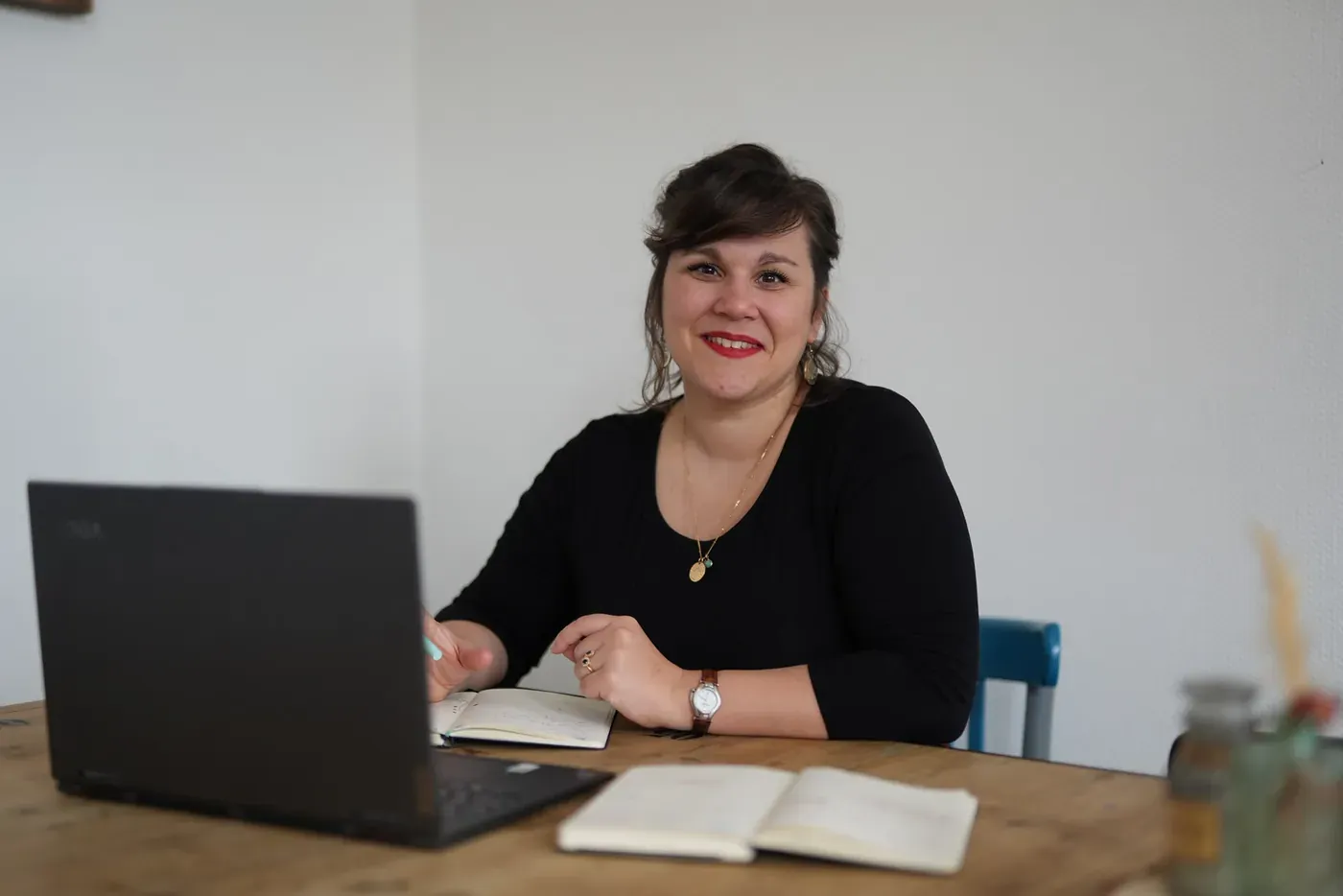 Julie à son bureau